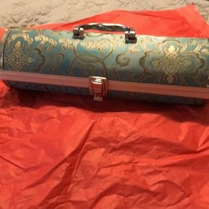 Like new wine bottle carry case w/bottle opener